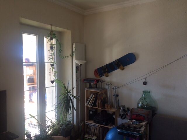 Flur mit Skateboard und Pflanzen