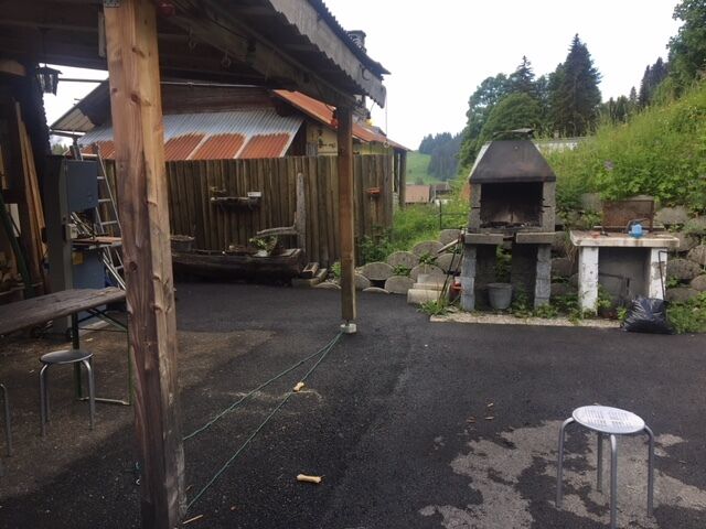 Außenbereich mit Grillplatz