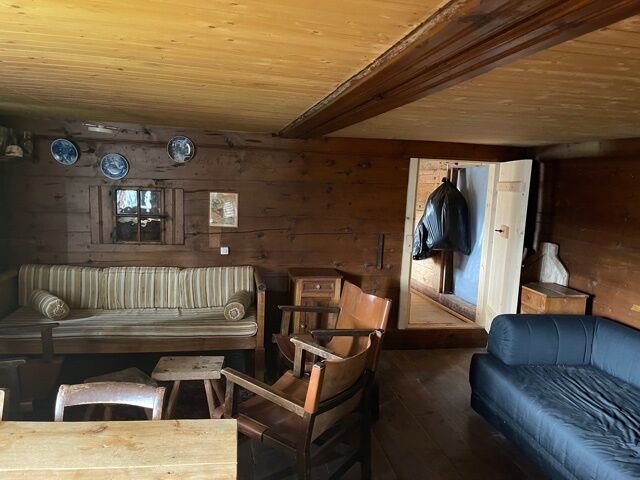 Rustikaler Wohnraum in Holzverkleidung