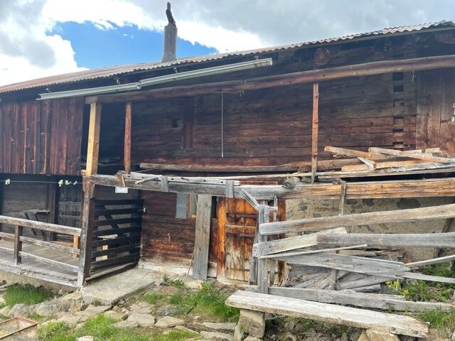 Rustikale Holzhütte mit verwitterter Fassade
