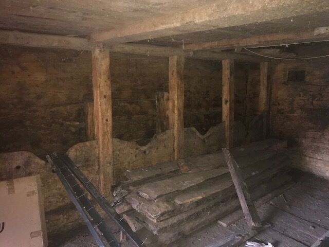 Dunkler Kellerraum mit Holzstützen