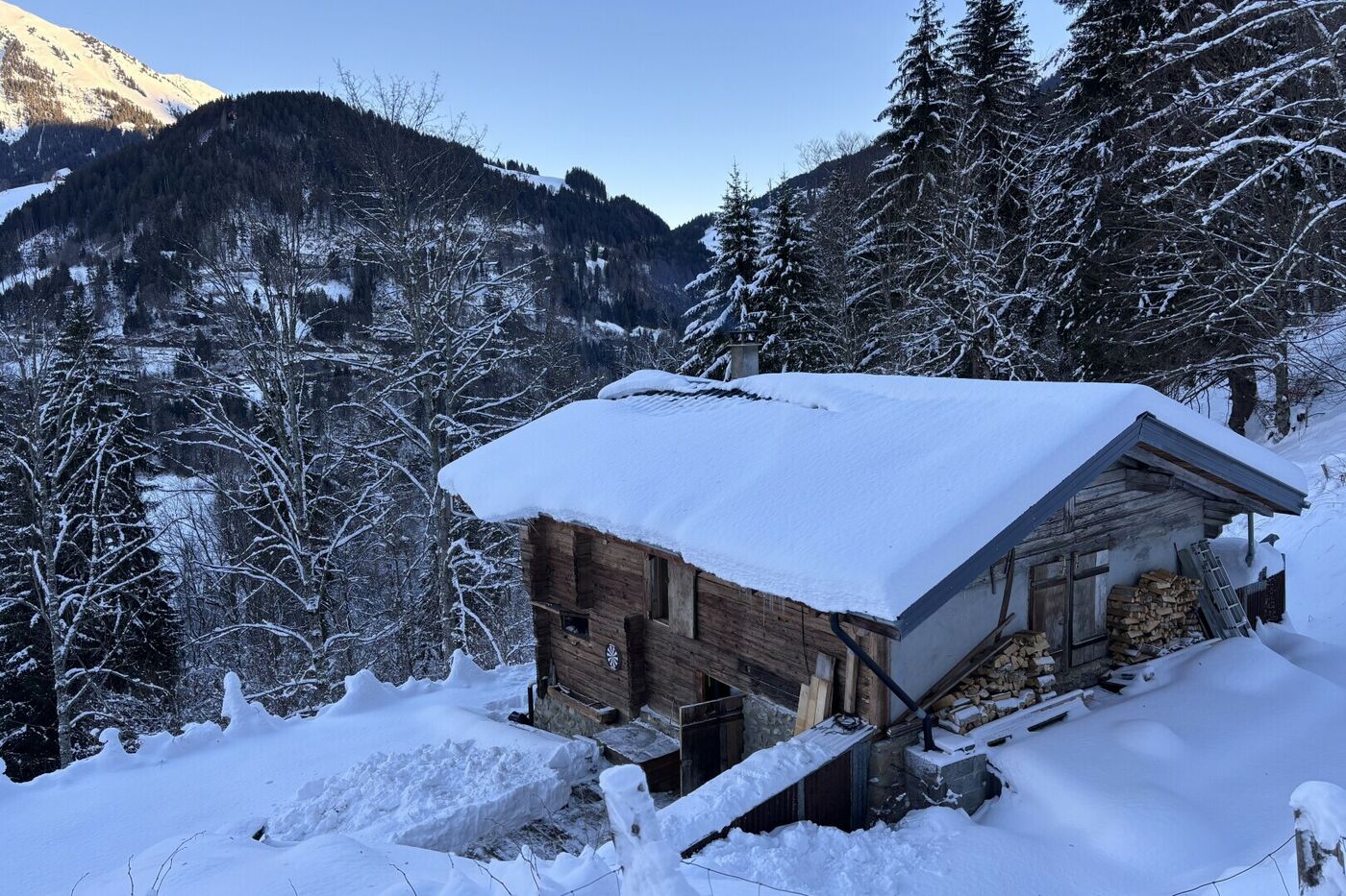 Verschneites Berghaus