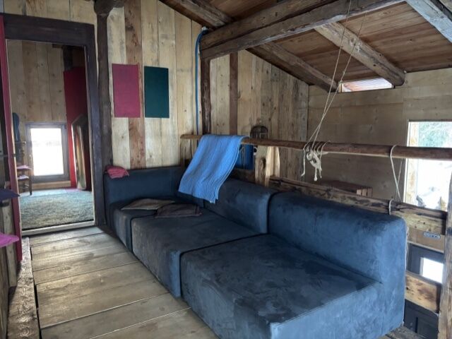 Rustikaler Dachraum mit Sofa