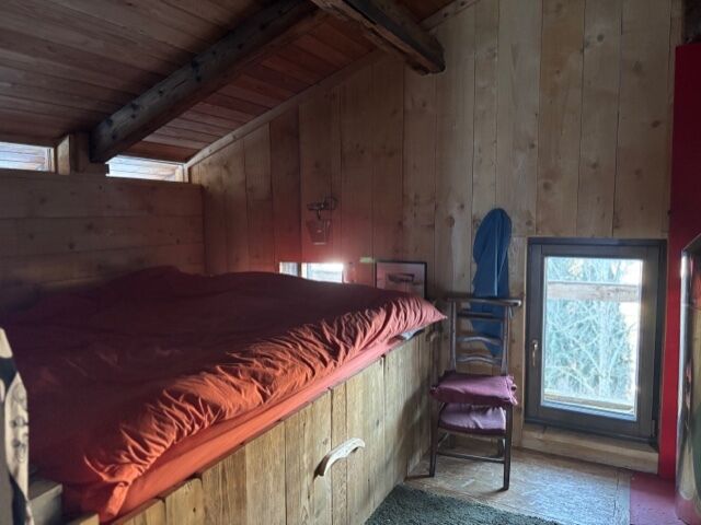 Rustikales Schlafloft mit Holzausbau