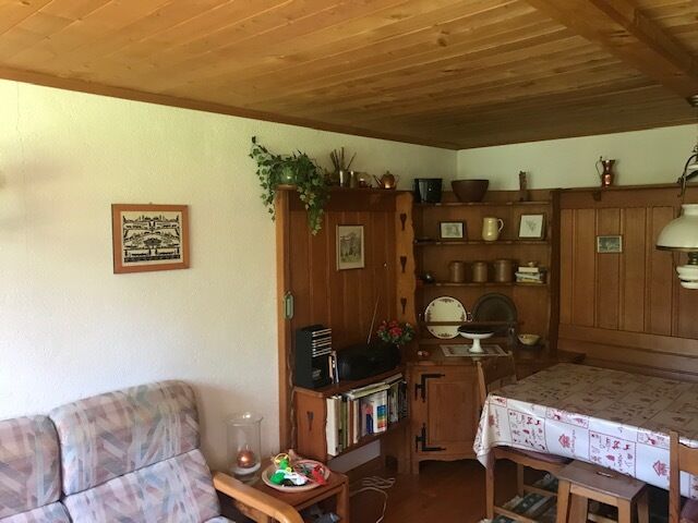 Gemütliches Wohn-Esszimmer mit Holzvertäfelung