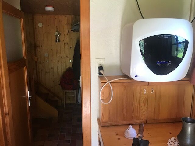 Hauswirtschafts-/Abstellbereich mit Warmwassergerät