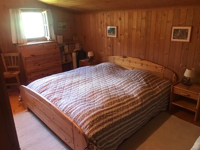 Gemütliches Holzschlafzimmer