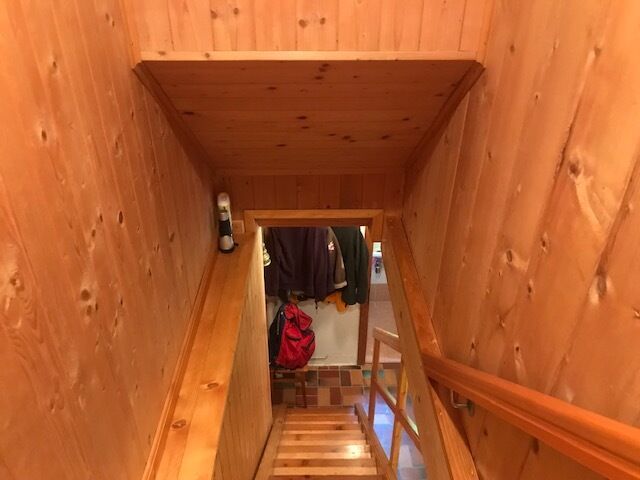 Holzverkleideter Treppenabgang