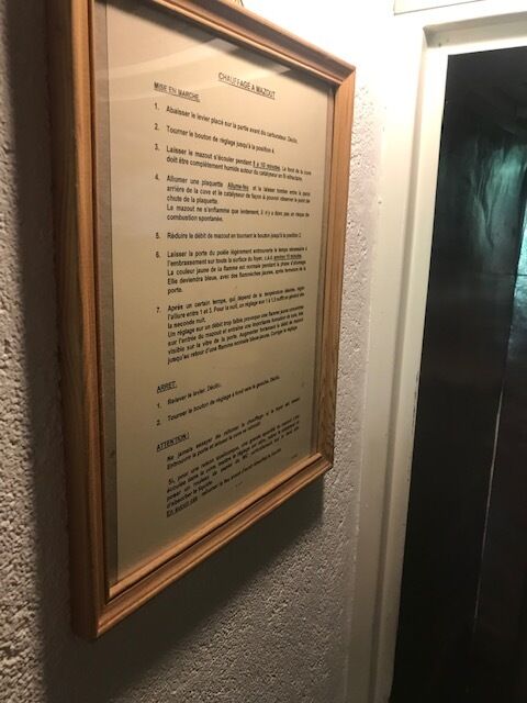 Treppenhaus mit gerahmtem Hinweisbild