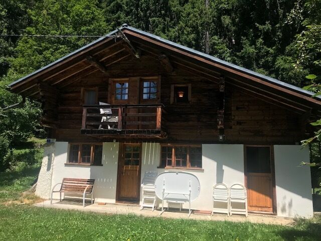 Alpines Holzhaus mit Balkon