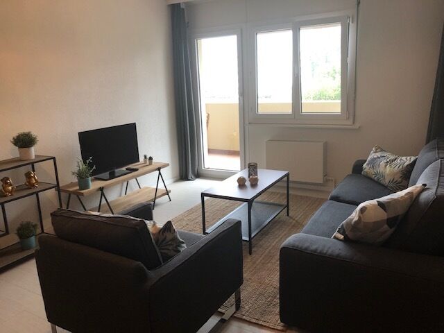 Helles Wohnzimmer mit Balkonzugang