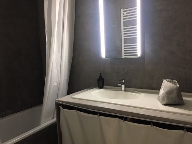 Modernes Badezimmer mit Spiegel und Waschtisch