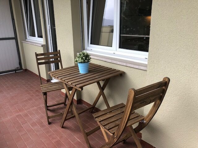 Überdachte Terrasse mit Holzmöbeln