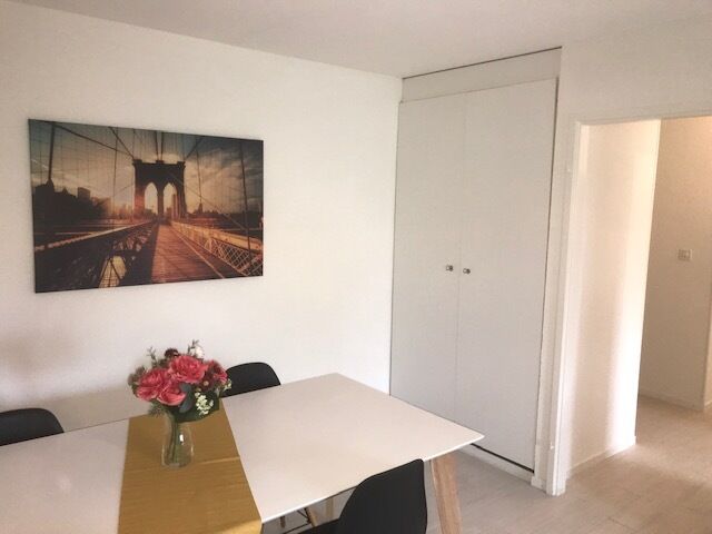 Essbereich mit Tisch und Wandbild