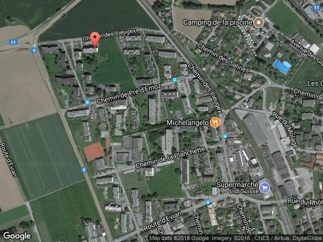 Luftaufnahme eines städtischen Randgebiets mit Straßen und Feldern