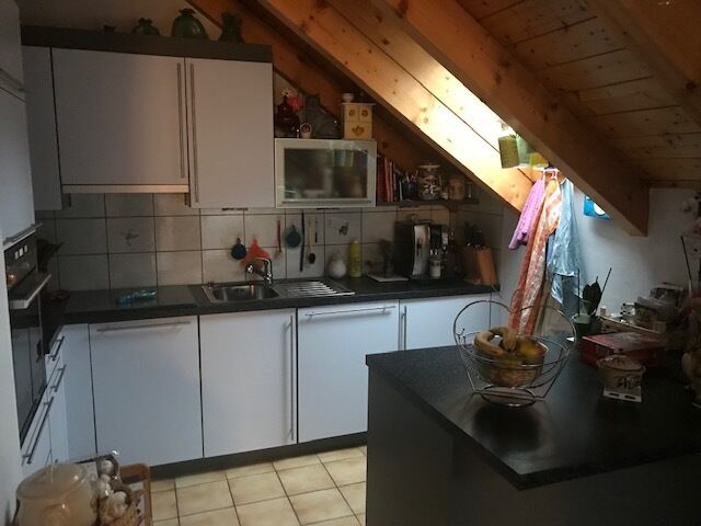 Küche im Dachgeschoss mit Schrägdecke