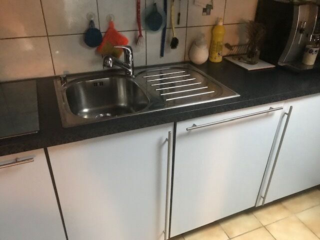 Küchenzeile mit Spüle