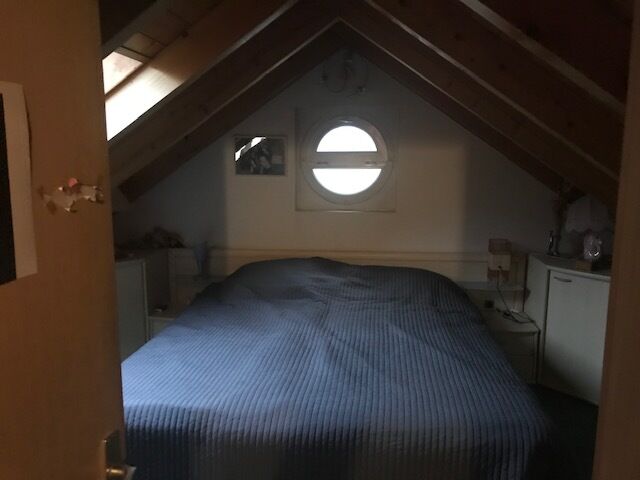 Dachschlafzimmer mit rundem Fenster