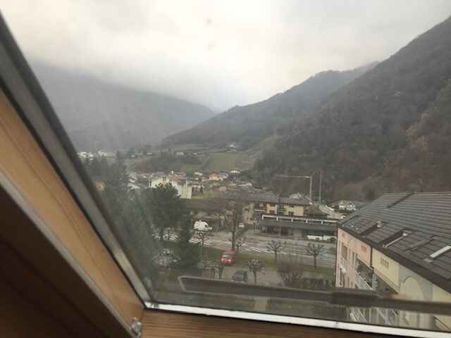 Blick aus einem Dachfenster ins Tal