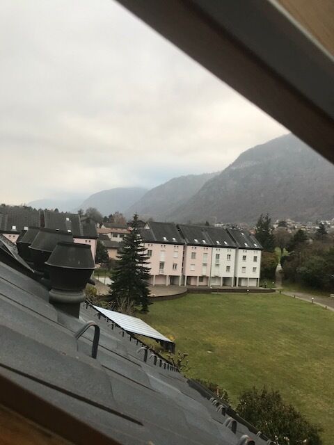 Dachblick auf Wohnanlage und Berglandschaft