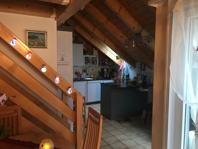 Dachgeschossküche mit Holztreppe