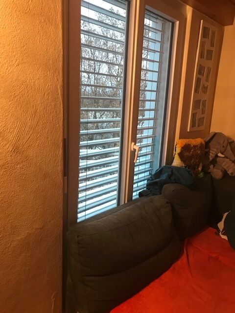 Gemütlicher Wohnbereich mit Fenster und Sofa