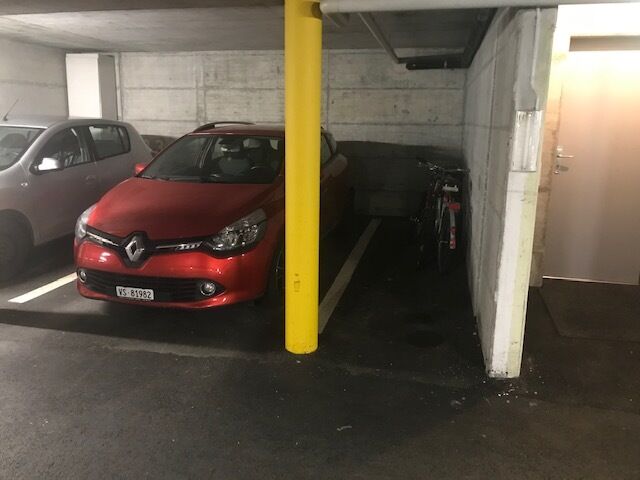 Tiefgarage mit geparkten Autos