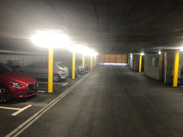 Tiefgarage mit geparkten Autos