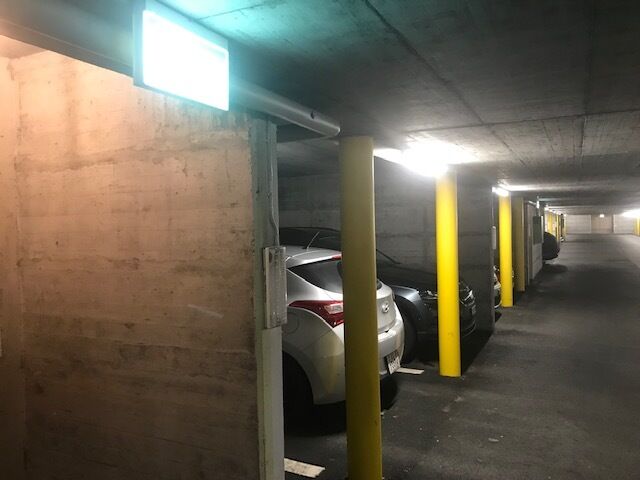 Tiefgaragenstellplatz mit geparkten Autos