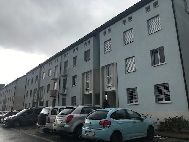 Mehrfamilienhaus mit Stellplätzen