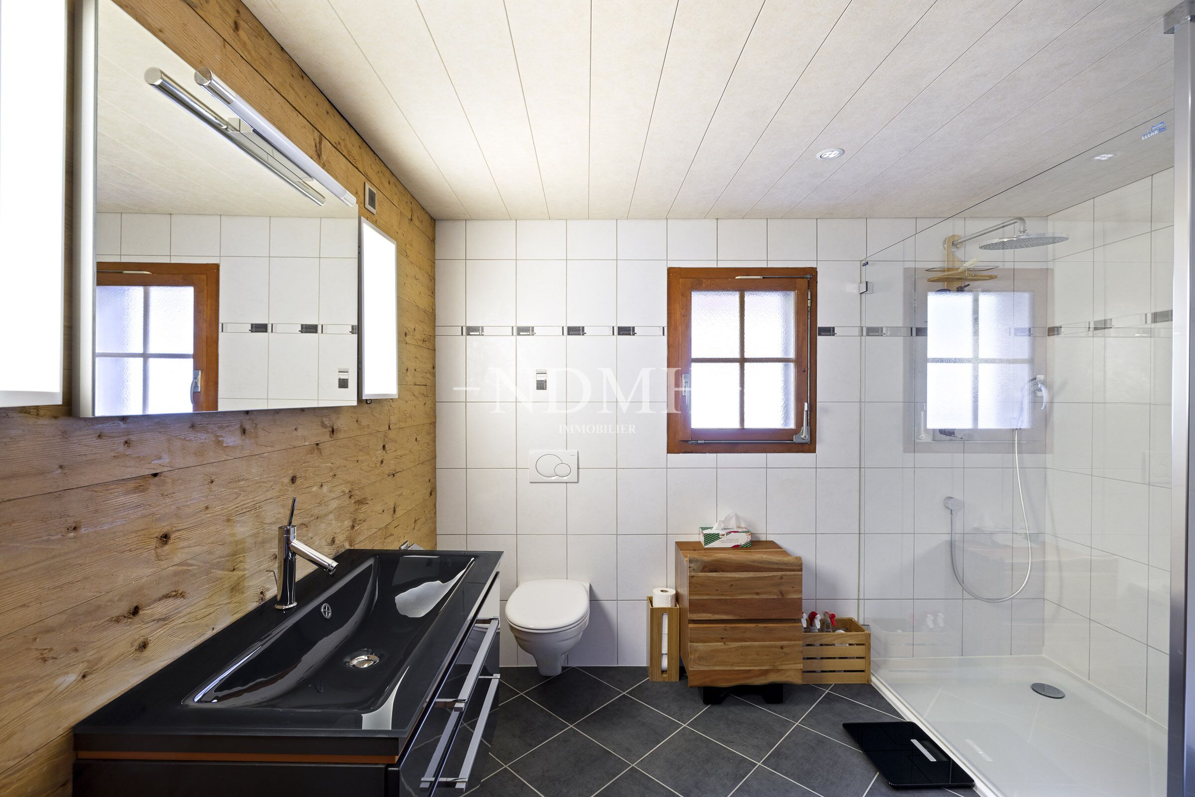 Modernes Badezimmer mit Dusche und Holzoptik