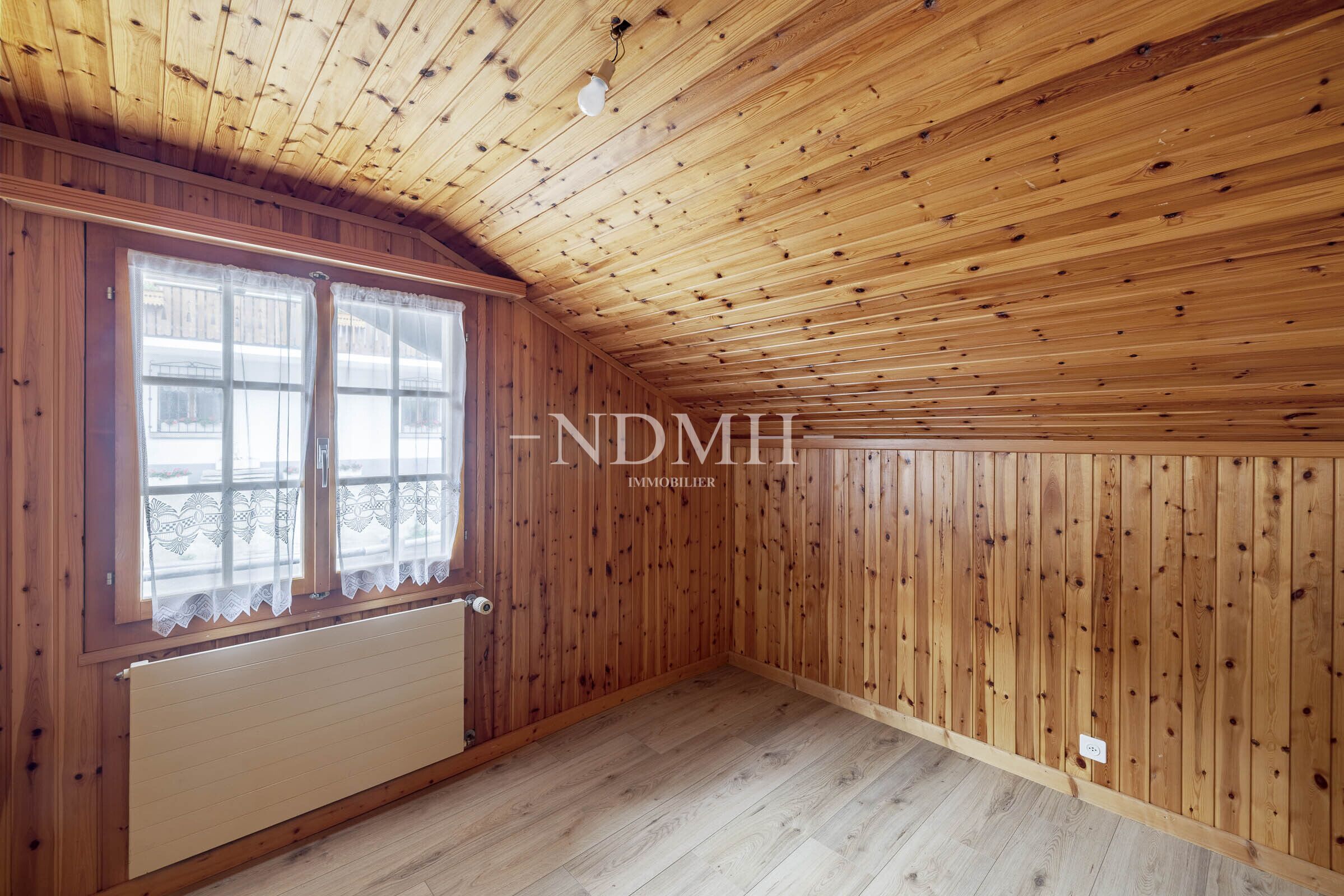 Holzvertäkelter Dachraum