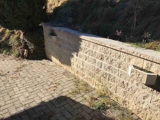 Steinmauer an gepflasterter Außenfläche
