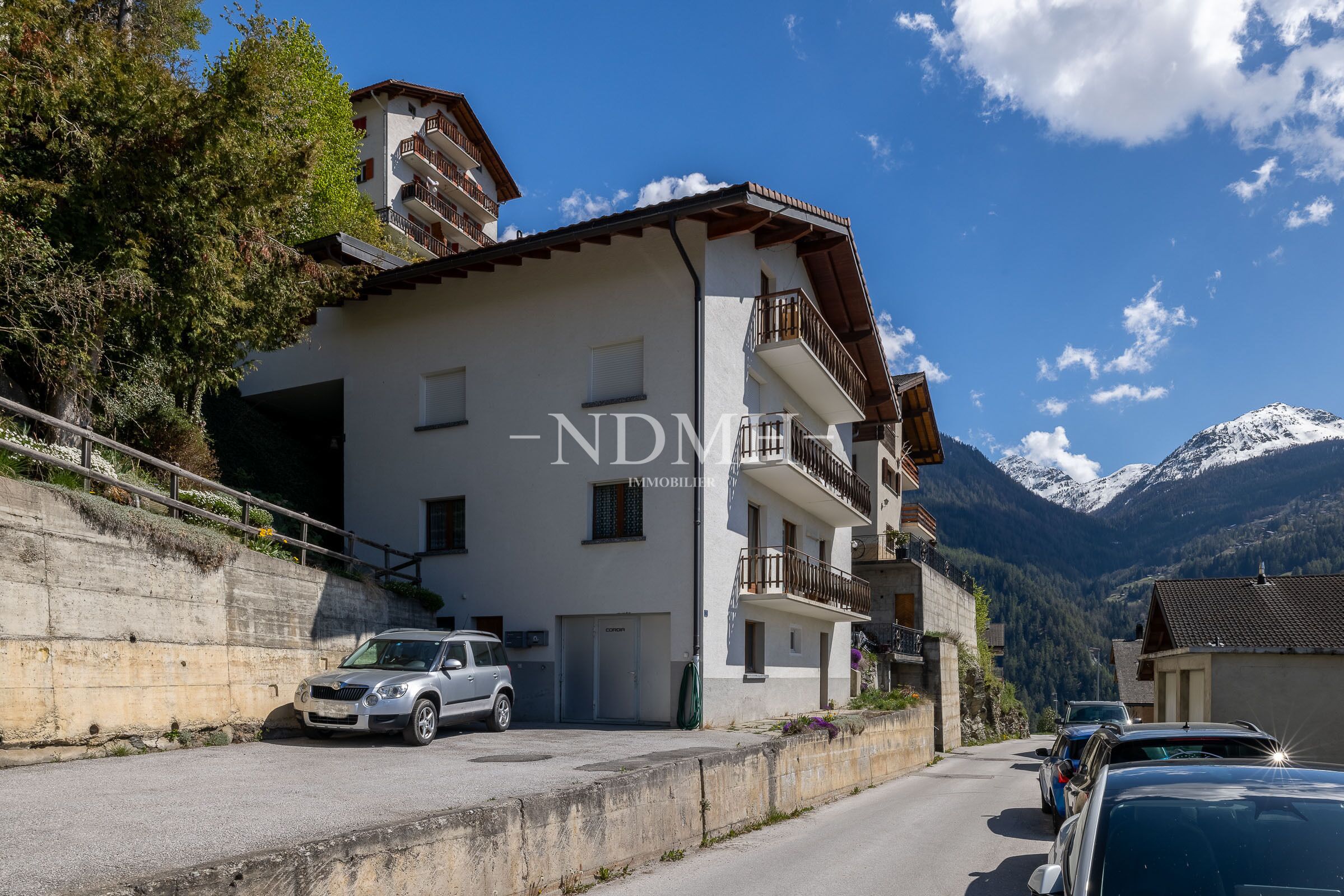 Alpine Mehrfamilienhaus mit Bergblick
