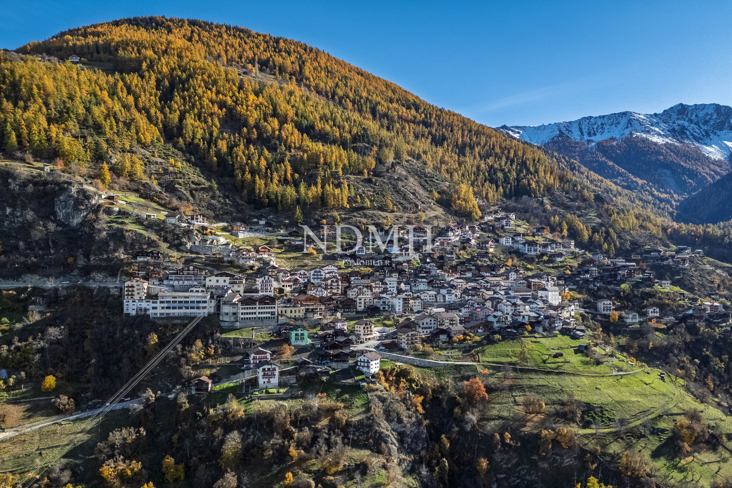 Berghang-Dorf mit Alpenpanorama