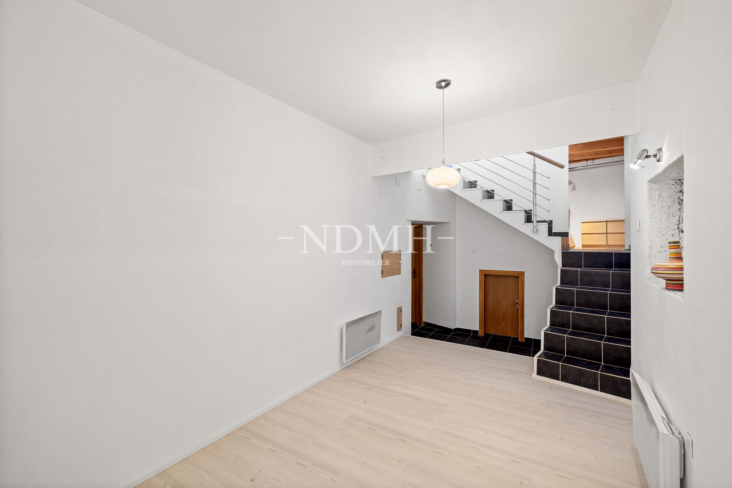 Heller Flur mit Treppe