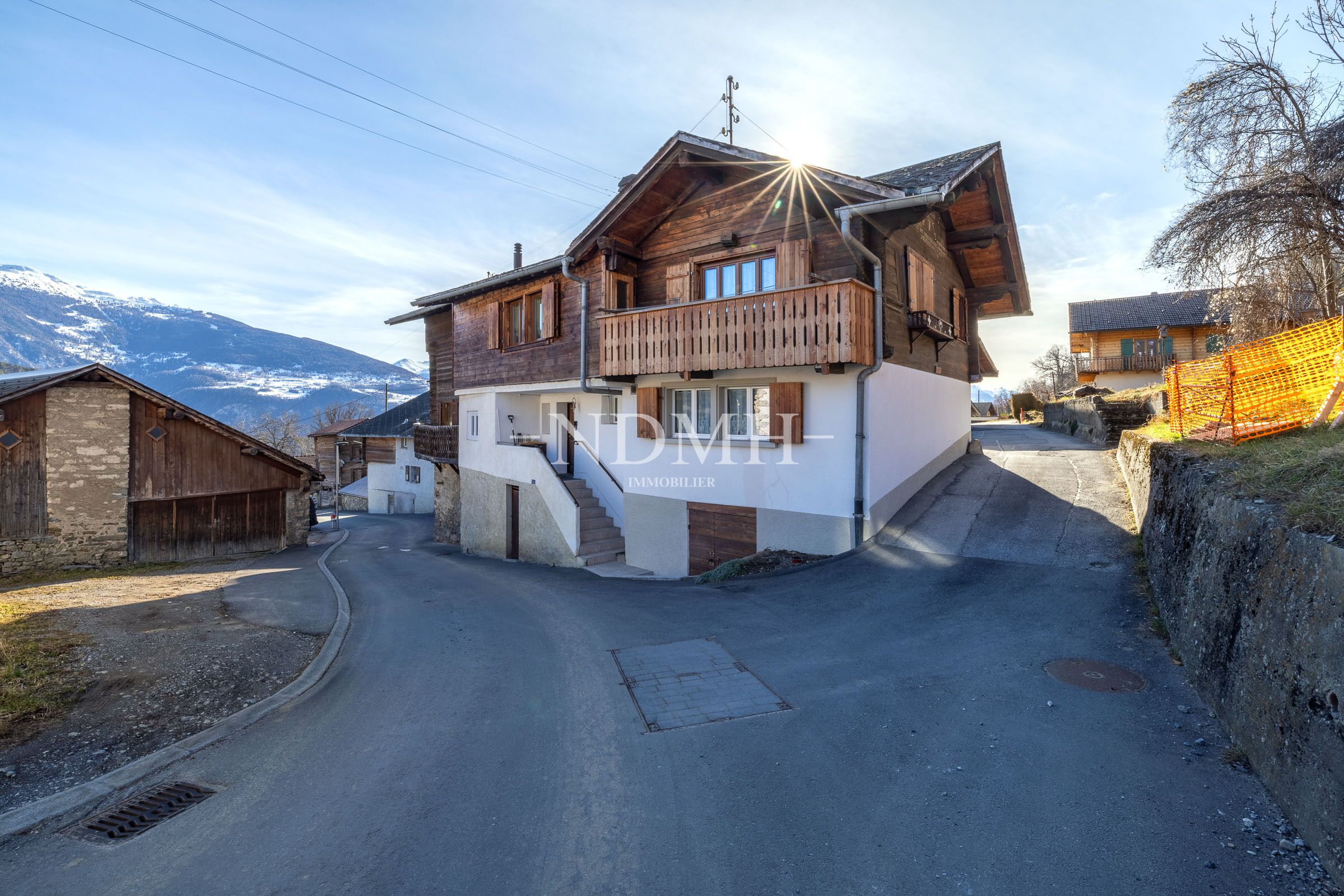 Alpines Holzhaus mit Bergblick