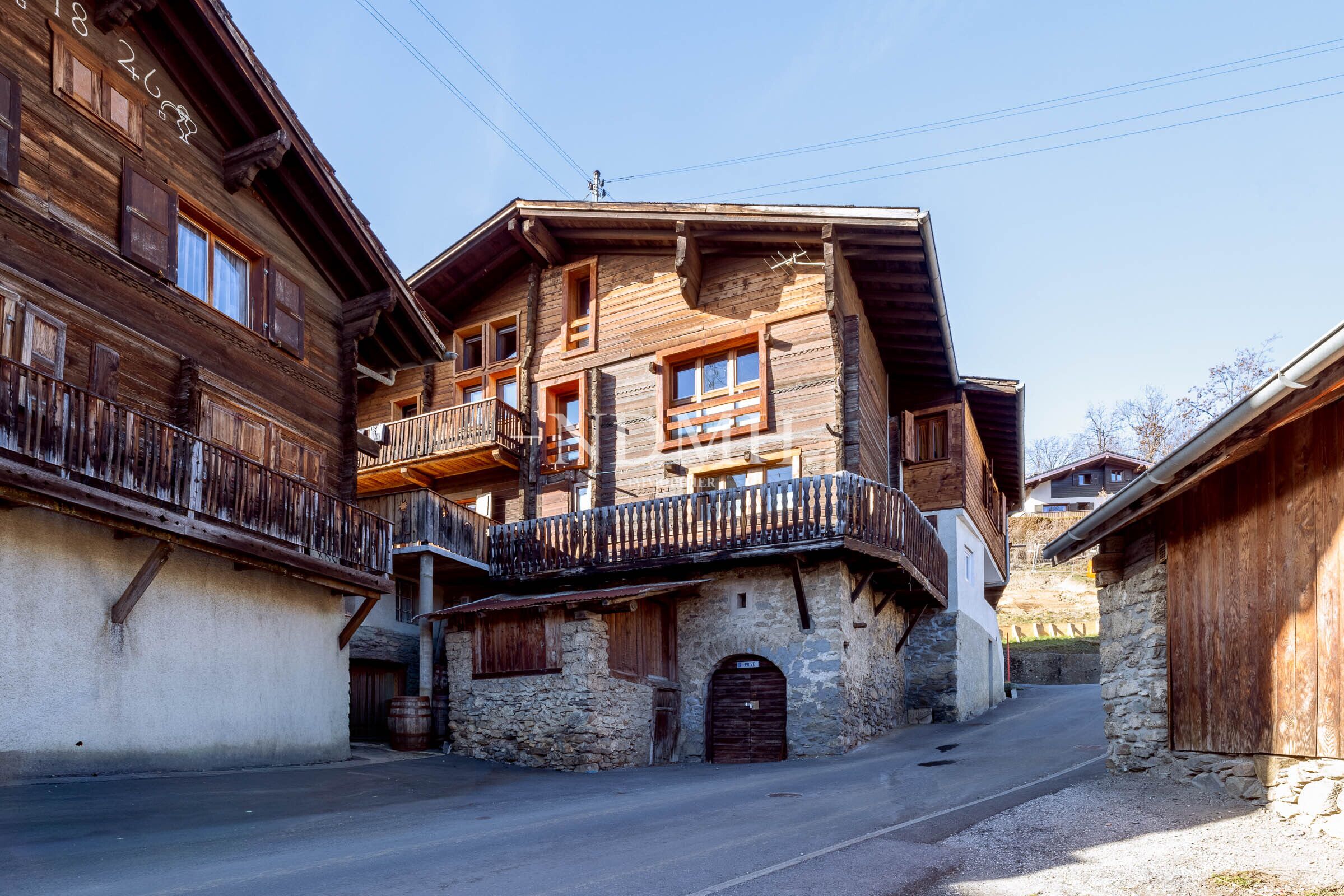 Alpines Dorfhaus mit Holzfassaden