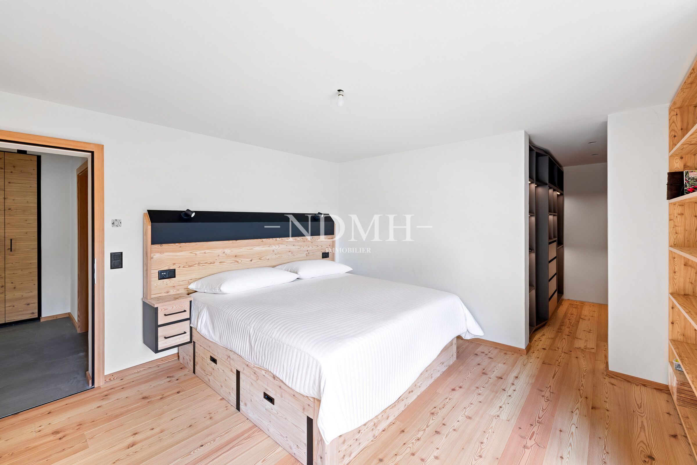Helles Schlafzimmer mit Naturholz und Einbauten