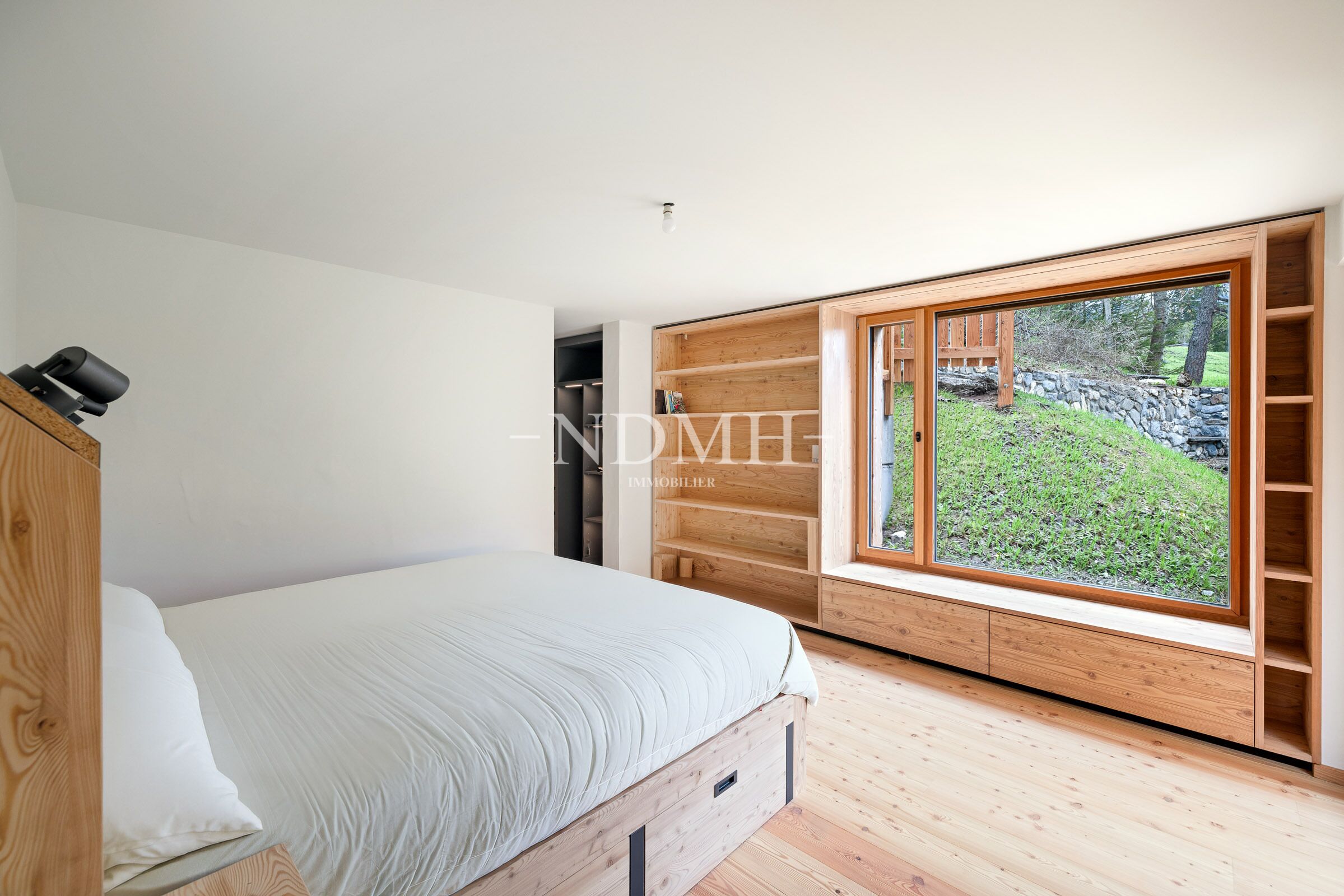 Helles Schlafzimmer mit Holzfensterfront