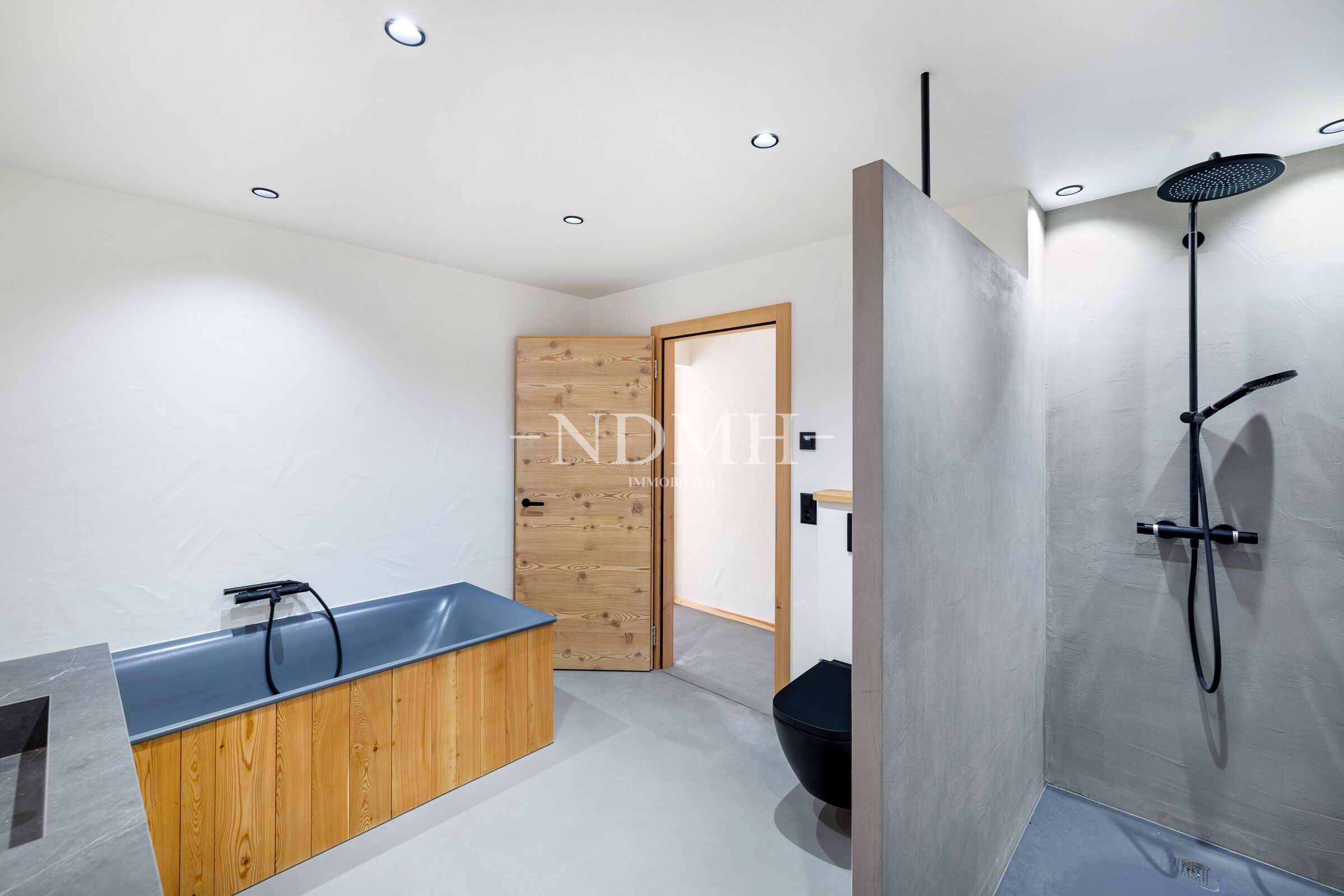 Modernes Badezimmer mit Holz und grauen Flächen