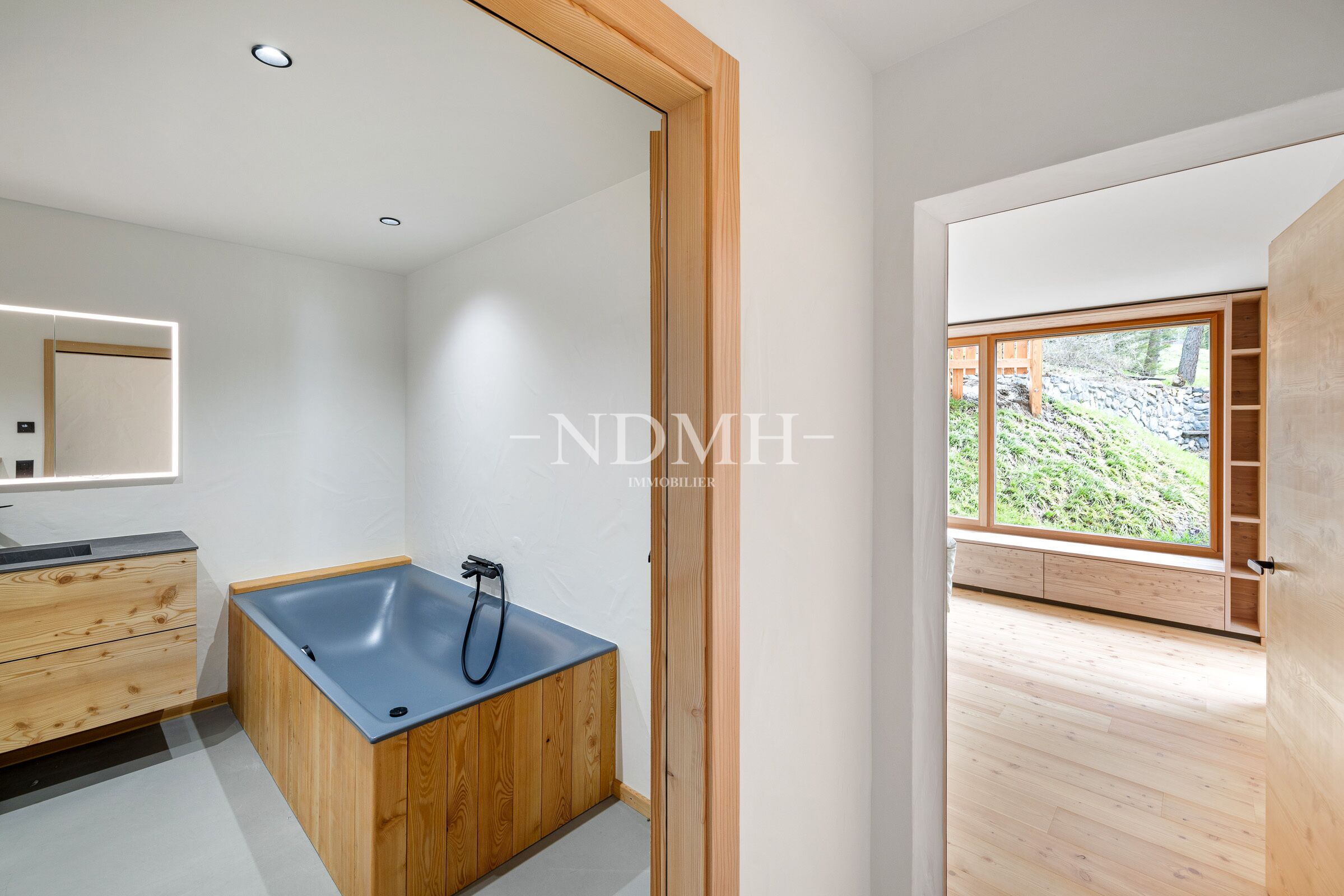 Modernes Badezimmer mit Holz und großer Fensteröffnung