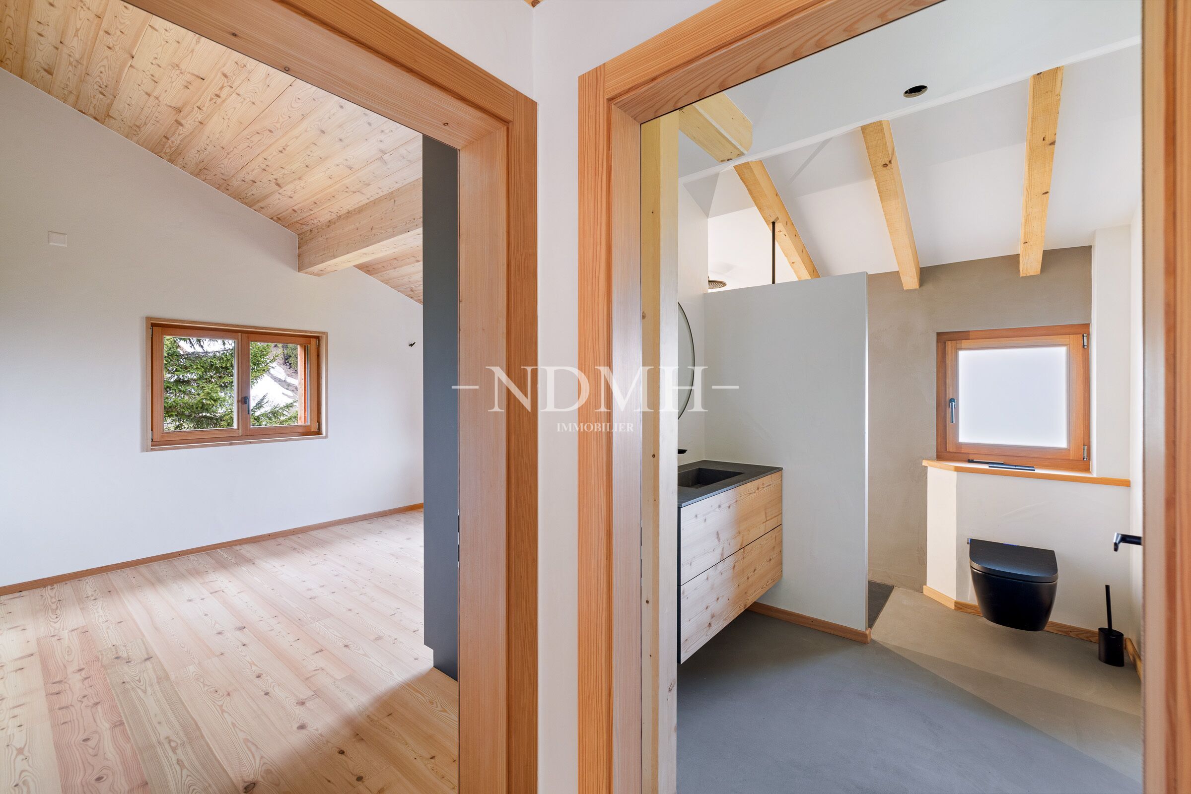 Modernes Holzhaus mit Bad und Nebenraum
