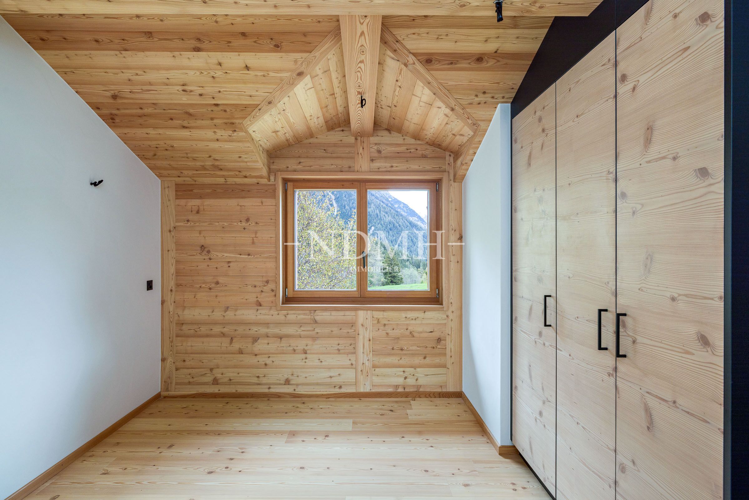 Helles Holz-Zimmer mit Bergblick