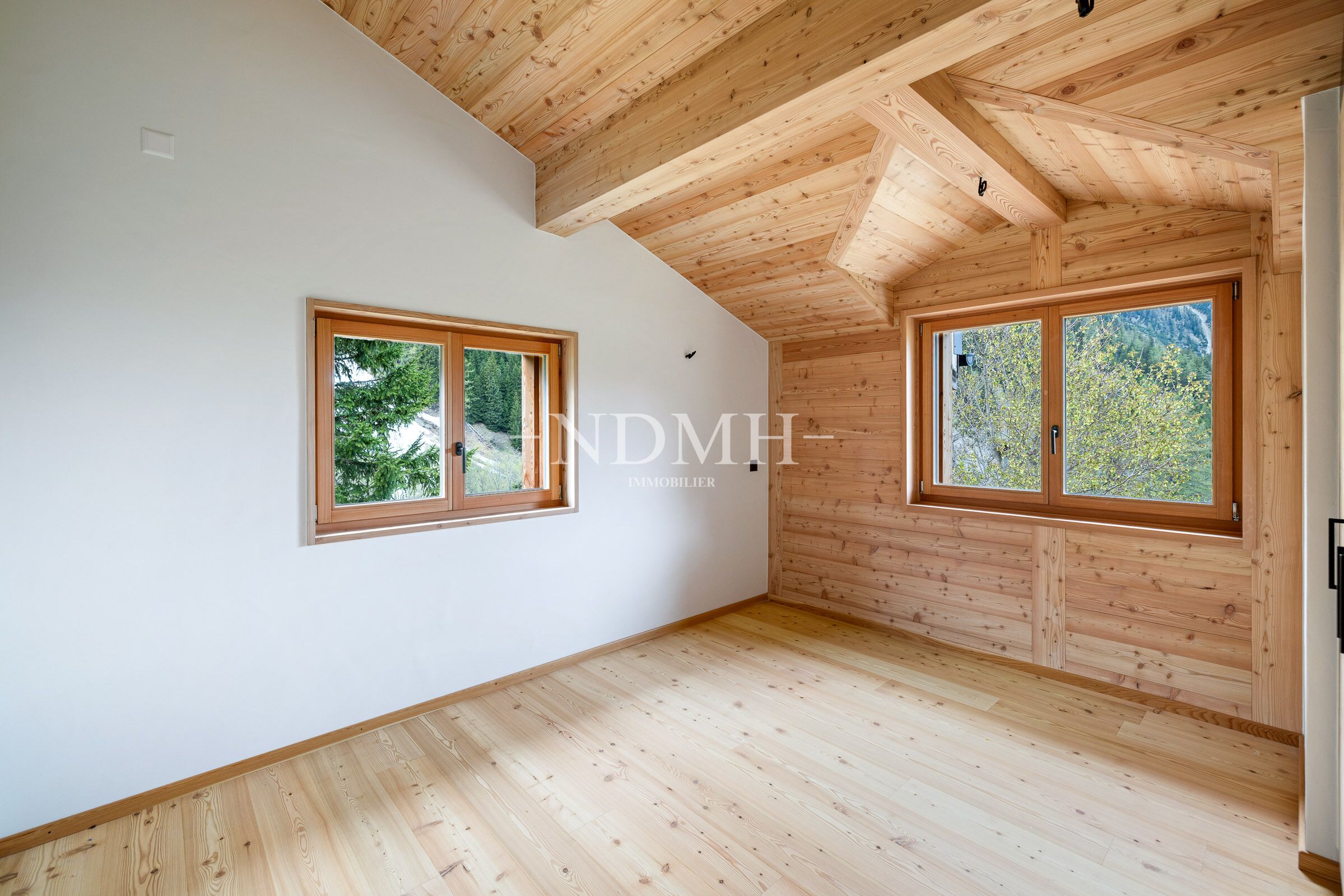 Heller Dachraum mit Holzverkleidung und Fenstern