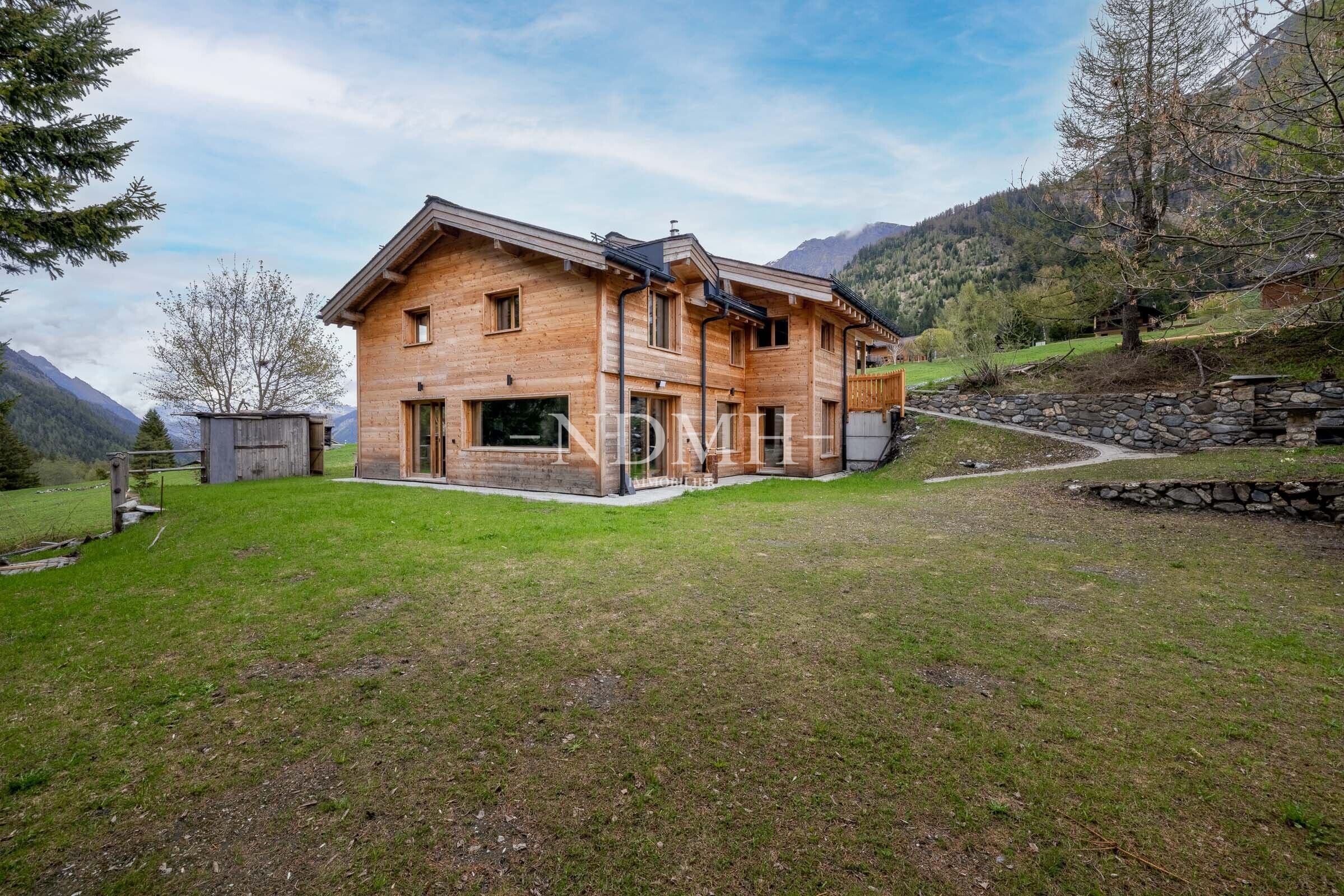 Alpenchalet mit Holzfassade und Bergblick