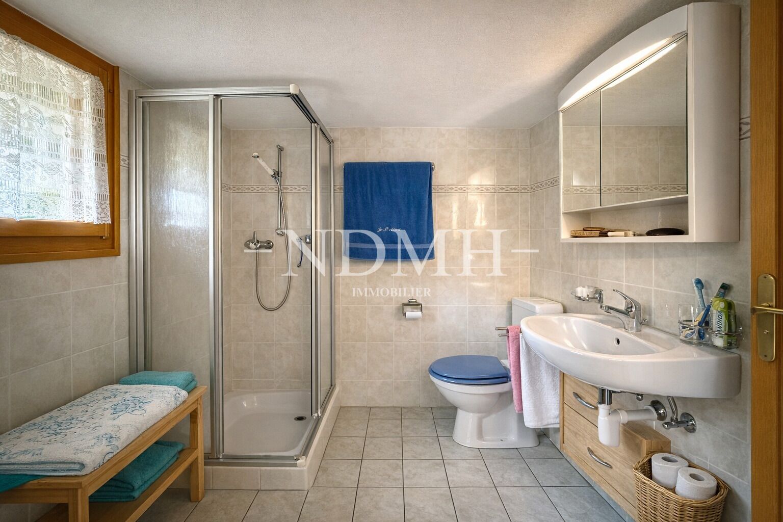 Helles Badezimmer mit Dusche, WC und Waschtisch