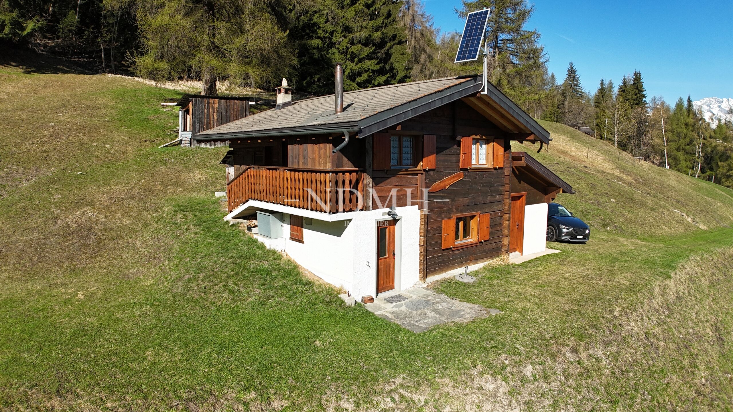 Alpenhütte mit Solarpanel