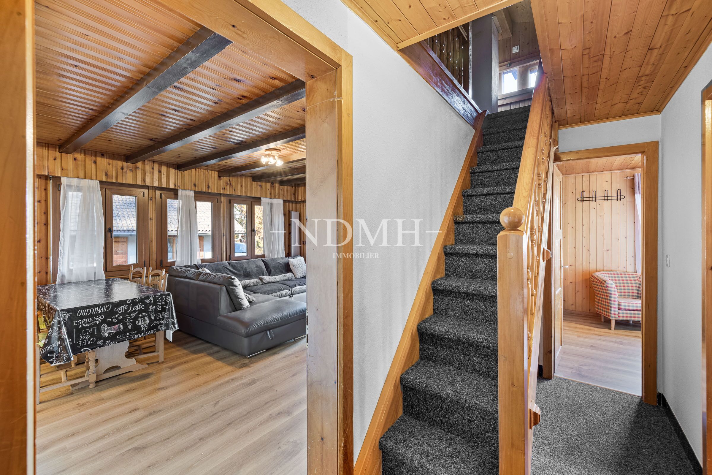 Gemütlicher Wohnflur mit Treppe und Holzverkleidung