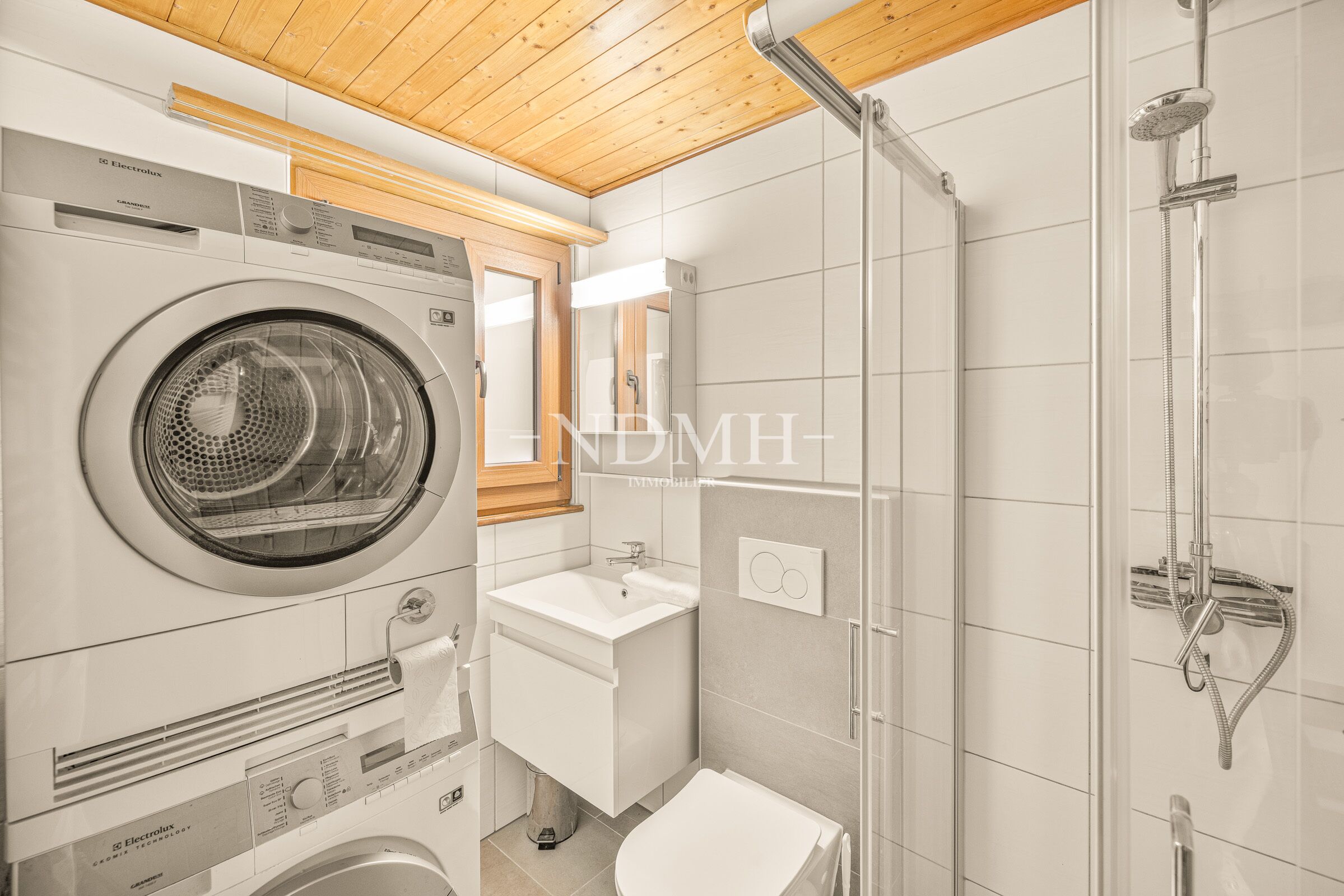 Badezimmer mit integrierter Waschsäule